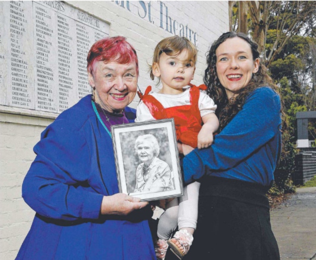 Blaxland-Ashby 3 generations at Marian St - photo John Appleyard News Ltd.jpg